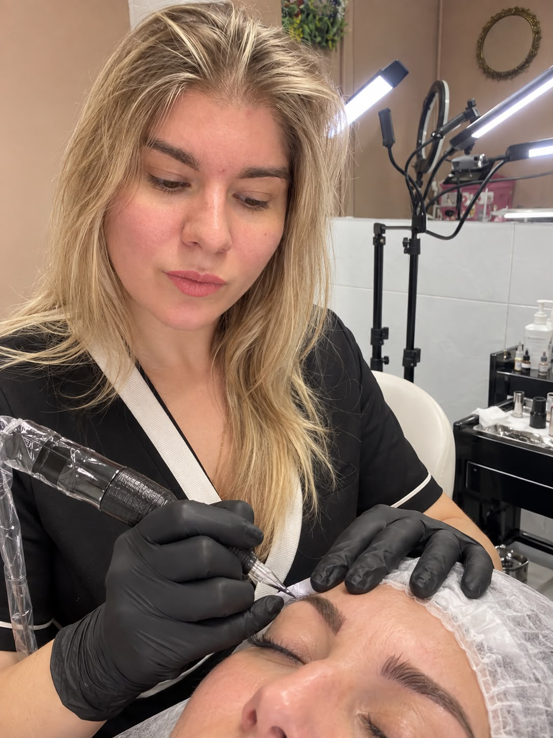 Especialista realizando un tratamiento de micropigmentación de cejas